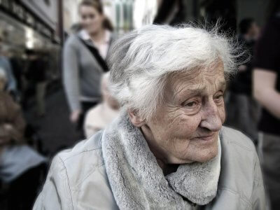 Umirovljenica sjedi u javnom prijevozu | Pixabay
