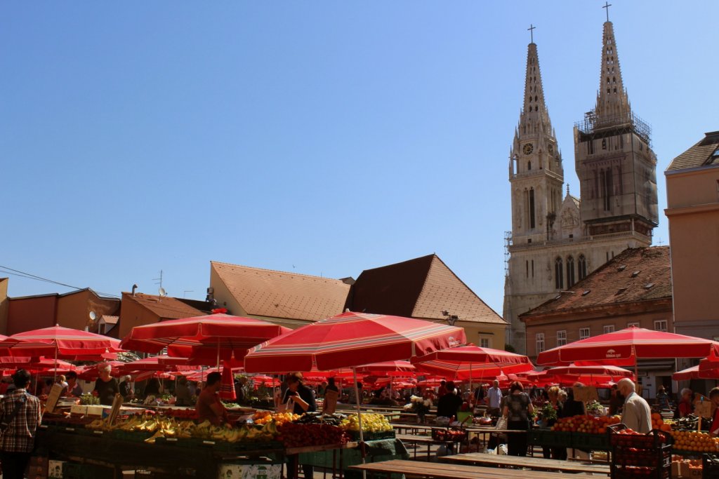 Tržnica Dolac s katedralom u pozadini