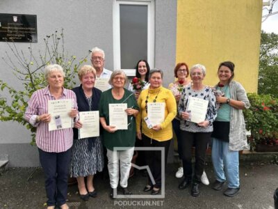 Umirovljenici drže diplome u rukama