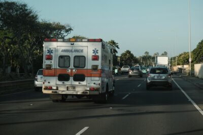 Kola hitne pomoći na cesti u Sjedinjenim Američkim Državama.