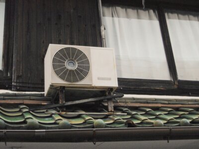 Vanjska jedinica klima uređaja pored krovnog prozora.