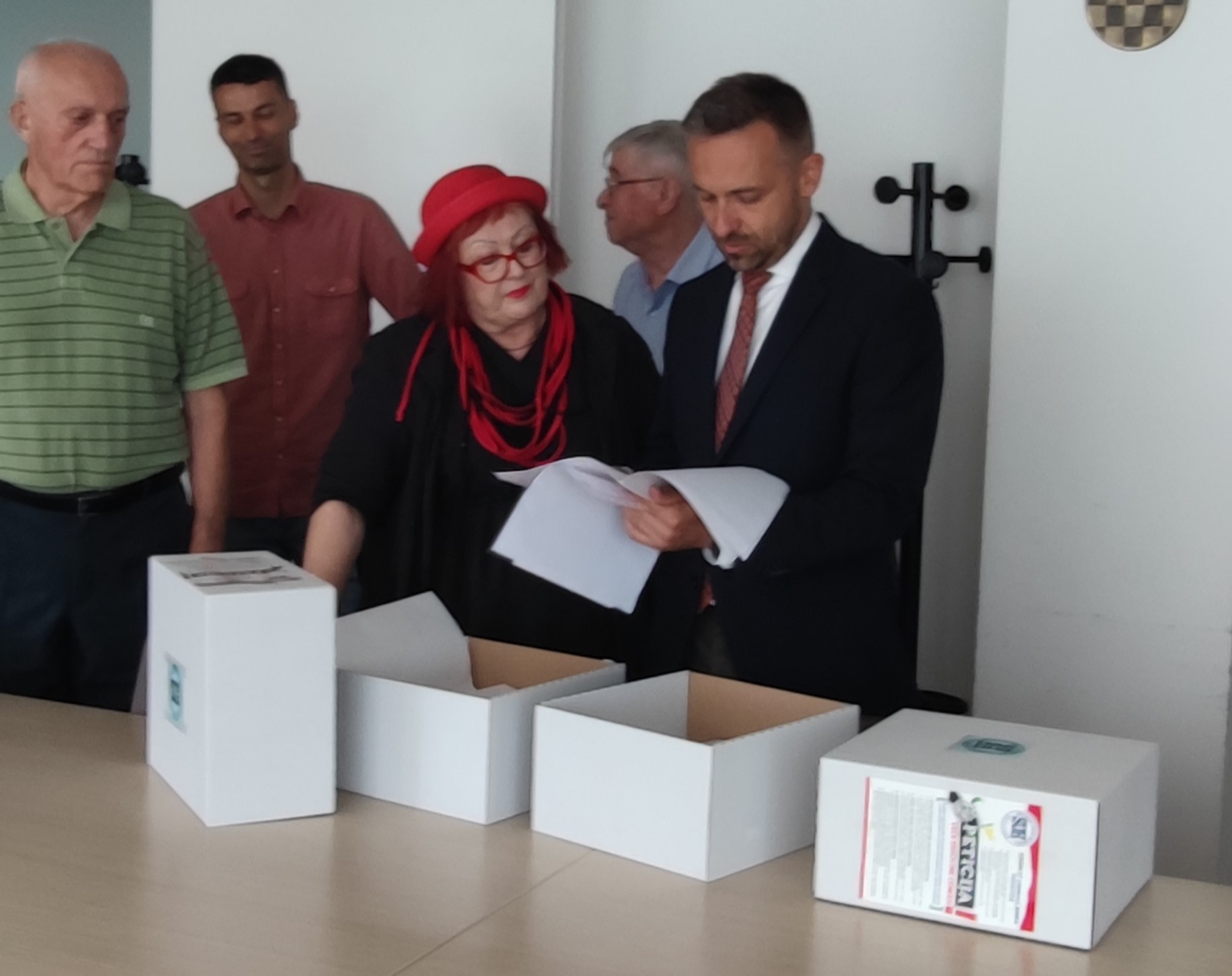 Predstavnici SUH-a predali ministru Piletiću potpise | Foto: SUH