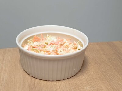 Coleslaw salata u zdjelici