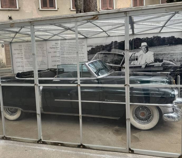 Titov Cadillac u staklu