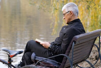 Umirovljenik čita knjigu na klupi | Ilustracija/Pixabay