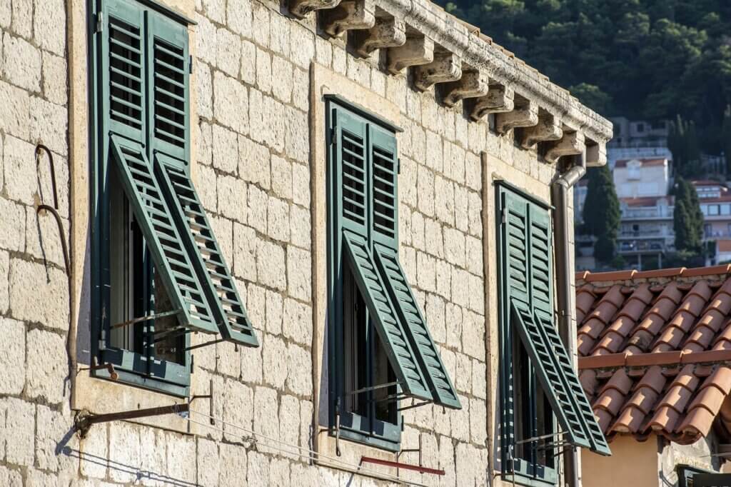 Stara kuća u Dubrovniku, u prvom planu su škure