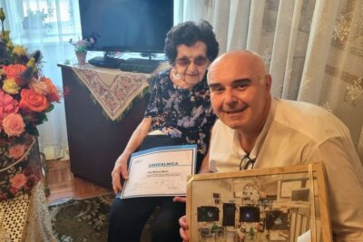 Umirovljenica Mirjana sa zahvalnicom, muškom osobom i fotografijom novih uređaja