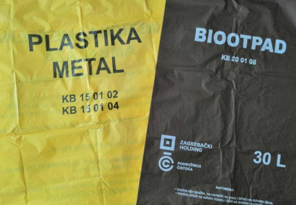 Žuta vrećica za plastiku i metal i pored nje je smeđa vrećica za biootpad