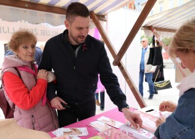 Gradonačelnik Osijeka na štandu s umirovljenicom