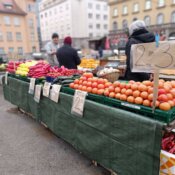 Ljudi na tržnici