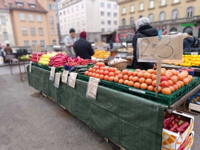 Ljudi na tržnici