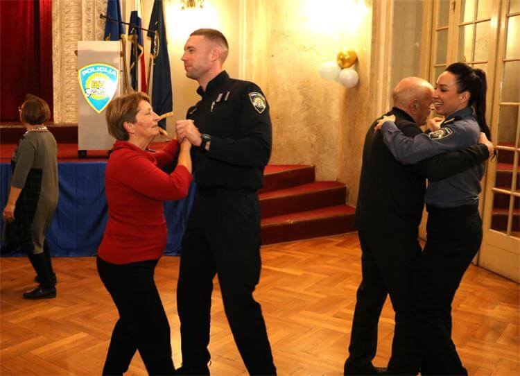 Policajci plešu s umirovljenicima