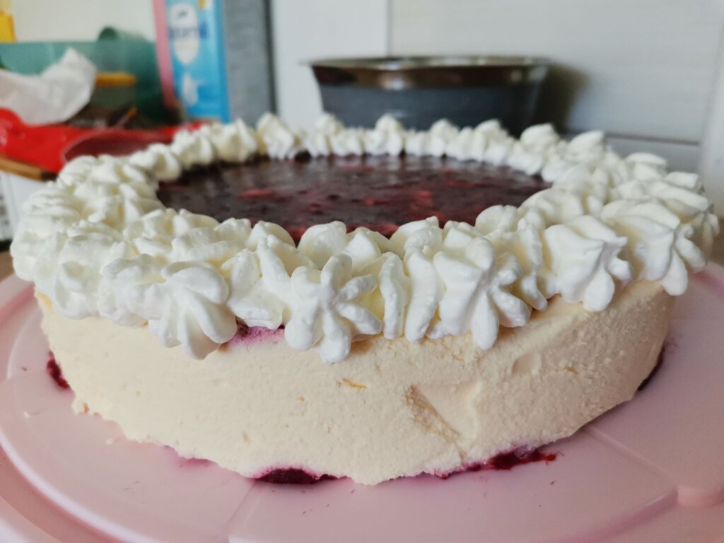 Torta s malinama, mascarpone sirom i lješnjacima | Mirovina.hr