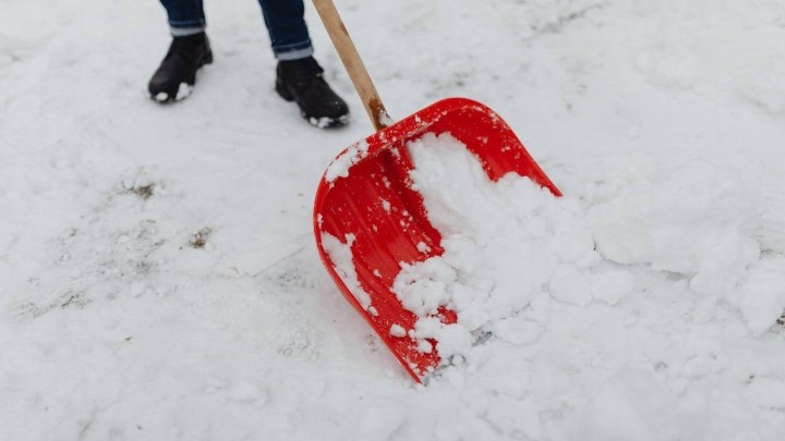 Muškarac lopatom čistio snijeg pa ugledao strašan prizor: Našao nestalog umirovljenika