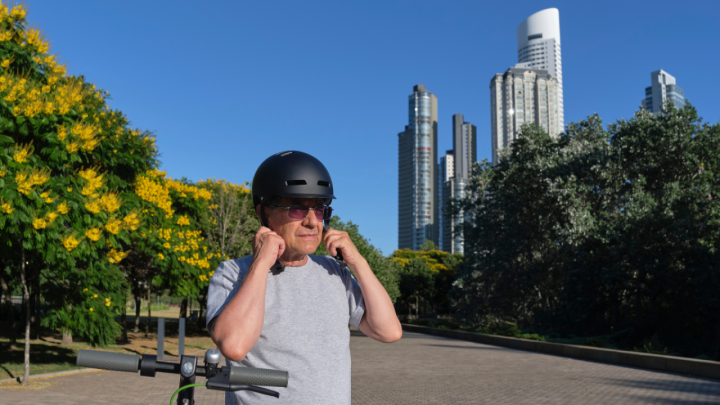 Umirovljenik (67) teško ozlijeđen na romobilu: Vozio jednom rukom i bez kacige