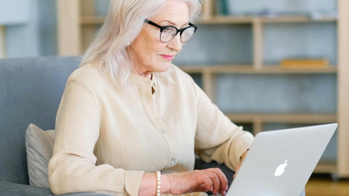 Starija žena ostala bez 43.000 eura: Prevarantu poslala novac za paket iz Amerike