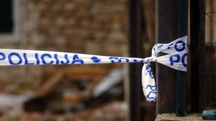 Nepoznati počinitelj provalio u stan umirovljenice, a potom i u stan jedne žene pa iznenadio vlasnice i policiju