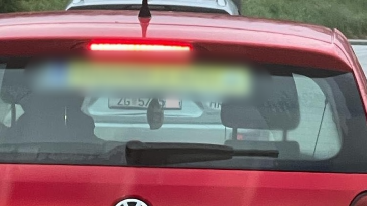 Foto dana: Pogledajte kako se upozorava da je za volanom umirovljenik