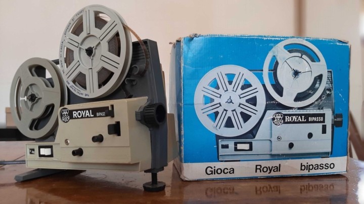 Filmski projektor je proizvodio za neke šum, za druge kuckanje, za sretnike zvuk vezan uz film, ali za sve - film