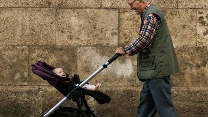 Fotografija govori tisuću riječi: Evo koliko umirovljenici vole svoje unuke