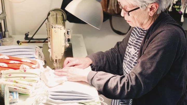 [FOTO DANA] Umirovljenica sašila više od stotinu šarenih maski za lice