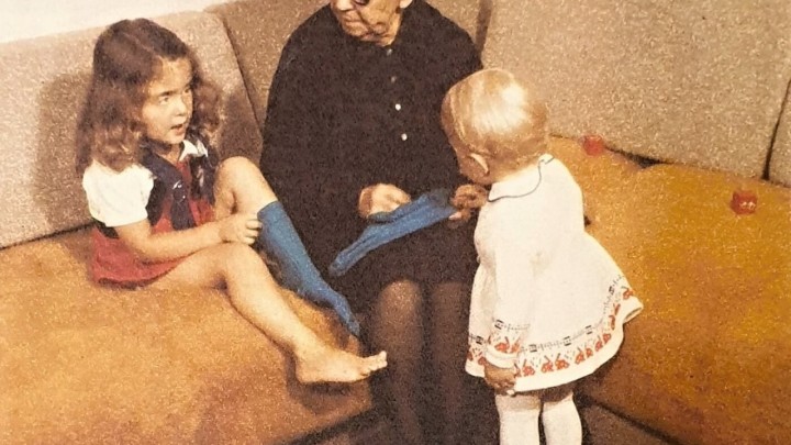 Baka s unucima na reklami za nekad vrlo popularne samoborske čarape