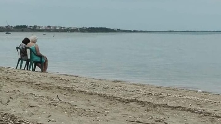 Umirovljenica donijela stolac na plažu pa uz ćakulu ohladila noge u moru