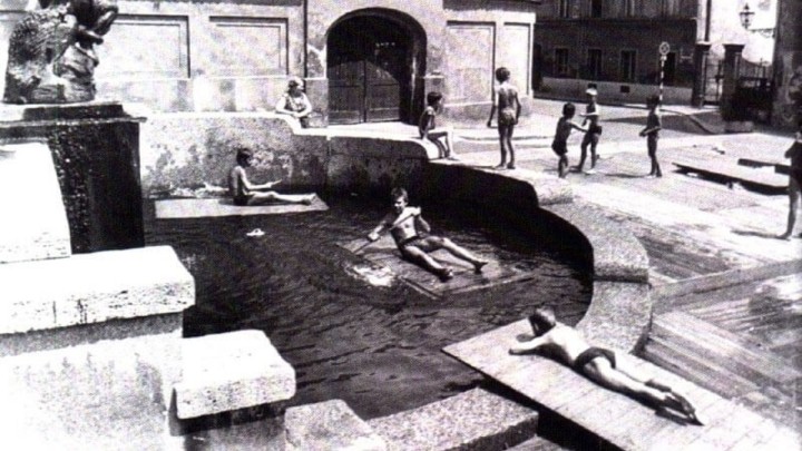 Vrućina ne pita: Ovako je 50-ih izgledalo kupanje u fontani