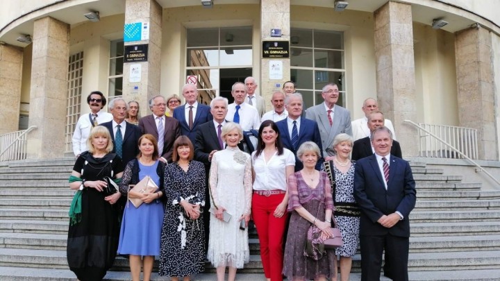 Fotka s čuvenih stepenica: Gimnazijalci proslavili 50. godišnjicu mature