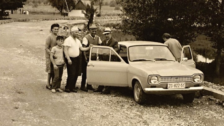Velika obitelj iz 70-ih okupljena oko starog Escorta budi uspomene