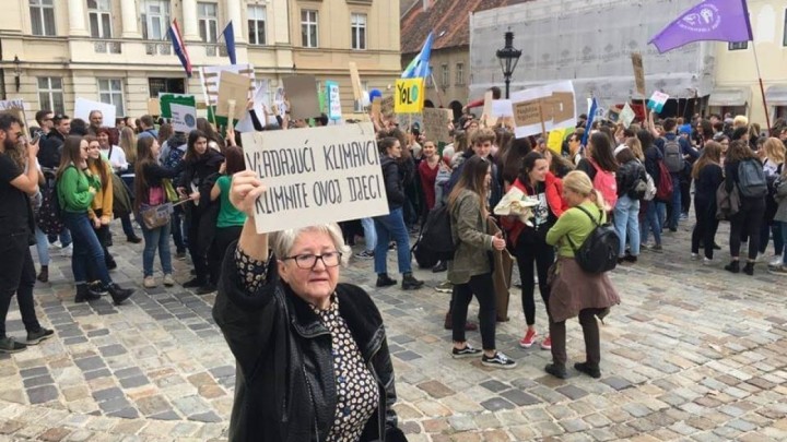 I umirovljenica prosvjeduje za klimu: "Vladajući klimavci, klimnite ovoj djeci"