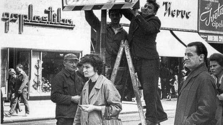 Postavljanje prometnog ogledala u Ilici 70-ih s dućanima onoga vremena