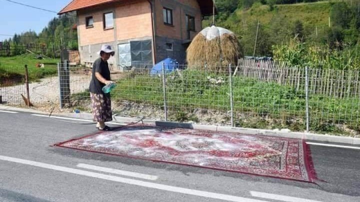 [Foto] Baka čisti tepih na magistralnom putu u BiH
