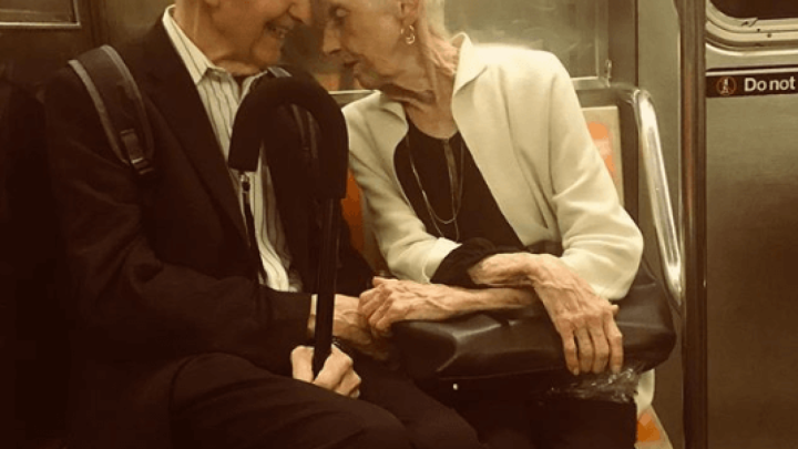 Dirljiva fotografija starijeg para u javnom prijevozu mladima vraća vjeru u ljubav