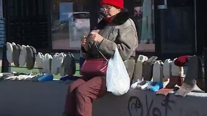 Da bi preživjela, umirovljenica Mila plete čarape i prodaje ih na ulici