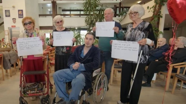 Pjevač Dino Jelusić postao umirovljenik na jedan dan: Dobio opremu za starački dom u kojoj su bile i pelene