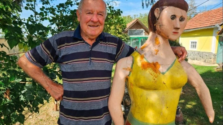 Umirovljenik Stjepan ima zanimljiv hobi: Izrađuje skulpture, a u dvorištu ima i svoju drvenu suprugu