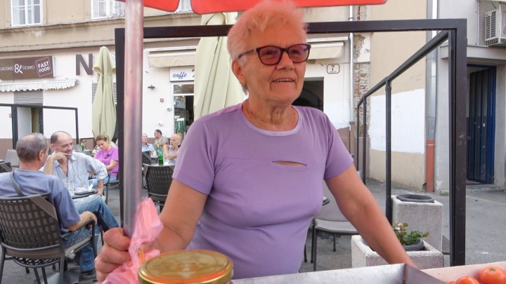 Kumica na placu Ana nam je otkrila kako najlakše oguliti paprike za ajvar, a jedan način će vas iznenaditi