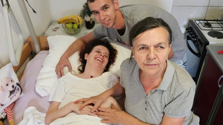 Baka Rada živi od 300 eura i u skučenom stanu skrbi o nepokretnoj unuci koja je doživjela moždani udar