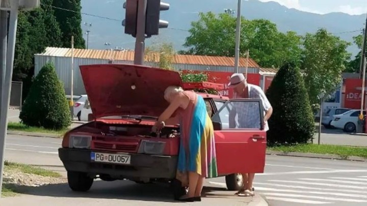 Starijem bračnom paru se na cesti pokvario automobil, a prizor je iznenadio mnoge