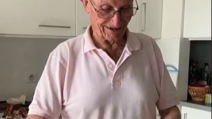 Ovaj djed kuha najzanimljivija jela, a delicije koje napravi objavljuje njegova unuka na društvenoj mreži