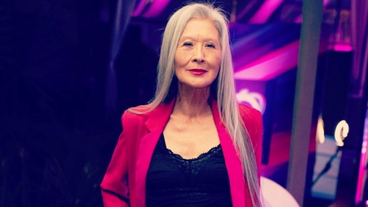 Model u 72. godini: Ponosno pokazuje svoje bore i sijedu kosu, a ljudi je na društvenim mrežama obožavaju