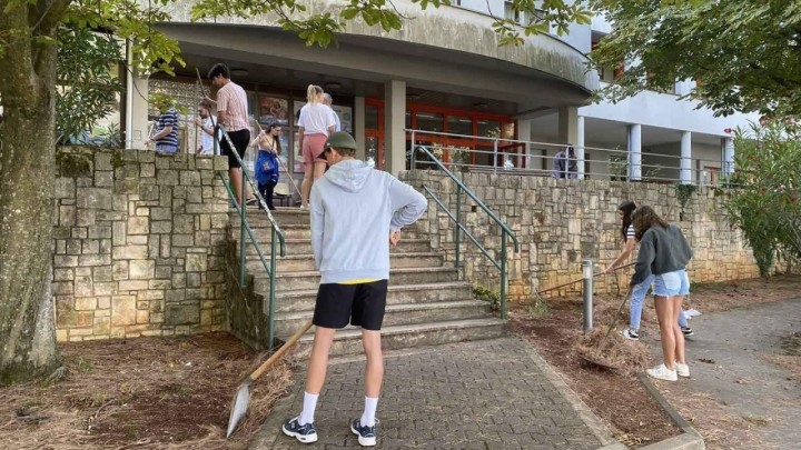 Međugeneracijsko druženje u Domu za starije Poreč: Mladi uređivali okoliš, a stariji pjevali