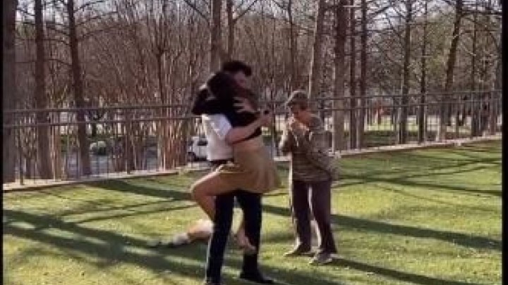 Topla obiteljska priča: Zaprosio je svoju djevojku, a njezina baka je odigrala važnu ulogu