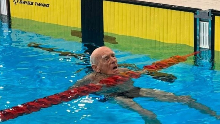 Ima 91 godinu, plivati je naučio u rijeci, a i dalje sudjeluje na raznim natjecanjima