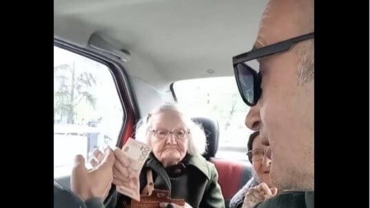 VIDEO: Taksist dvjema bakicama nije naplatio vožnju, a podijelio je još jednu priču