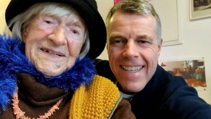 Njemica od 113 godina stvarno uživa u životu: Ima društvene mreže, pije vino i želi ponovno hodati