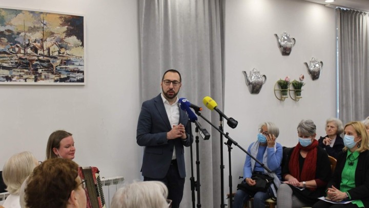 Gradonačelnik Tomašević je posjetio domove za starije i podijelio poklone: 'Ovo mi je jedna od najdražih aktivnosti'