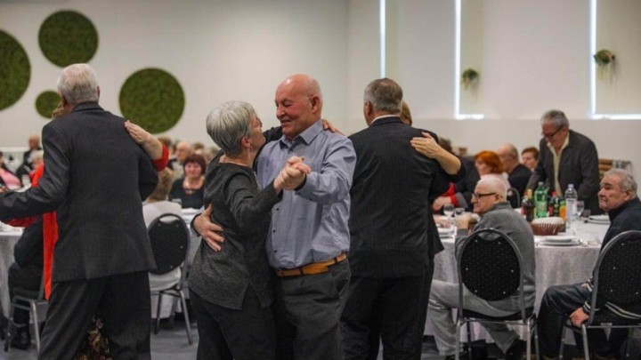 Umirovljenici u Osijeku proslavili Valentinovo na posebnoj večeri, a dobili su i novčani poklon