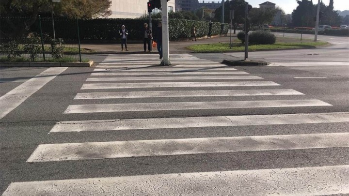 Neoprezna umirovljenica (69) nastradala jer nije cestu prelazila na pješačkom prijelazu